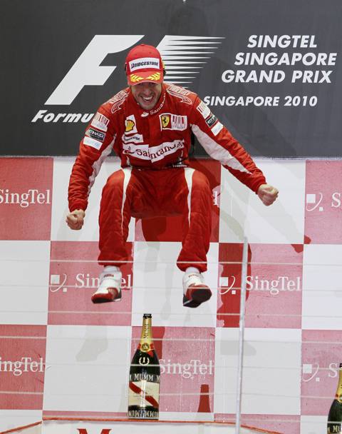 Singapore 2010: quarto successo stagionale per Alonso che si avvicina a Webber, leader del mondiale. Ap